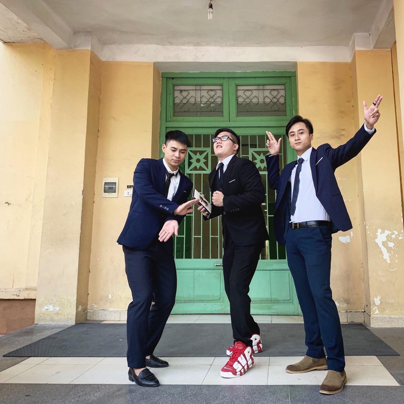 Nhóm nam sinh mặc áo dài, giả gái chụp kỷ yếu bị dân mạng chê nữ tính nhưng biết thân thế thật ai cũng thích thú-8