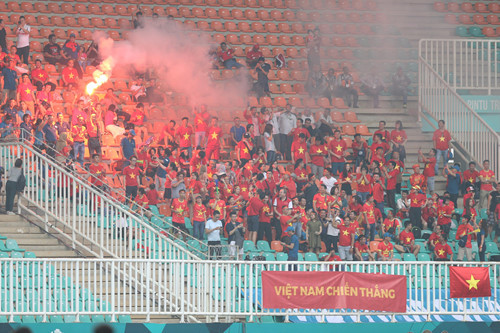 CĐV quá khích làm xấu mặt bóng đá Việt Nam trước thềm AFF Cup-1