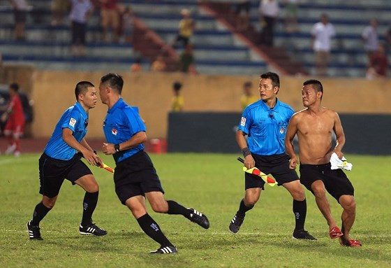 CĐV quá khích làm xấu mặt bóng đá Việt Nam trước thềm AFF Cup-2