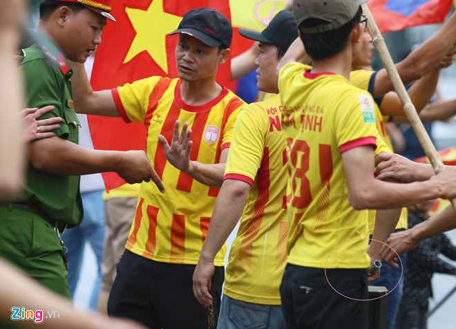 CĐV quá khích làm xấu mặt bóng đá Việt Nam trước thềm AFF Cup-3