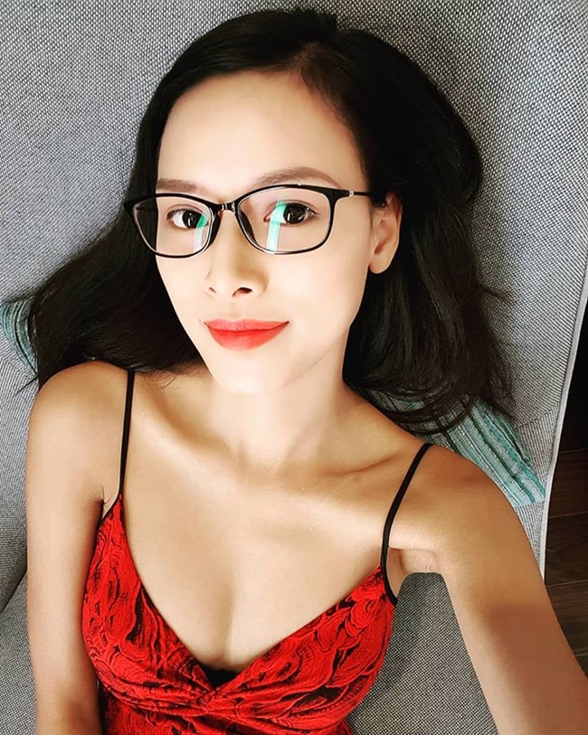 Nữ y tá sexy khiến Trung Hiếu mê mẩn được fan theo đuổi, tặng hoa liên tiếp 8 ngày-10