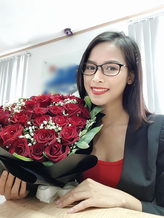 Nữ y tá sexy khiến Trung Hiếu mê mẩn được fan theo đuổi, tặng hoa liên tiếp 8 ngày-23