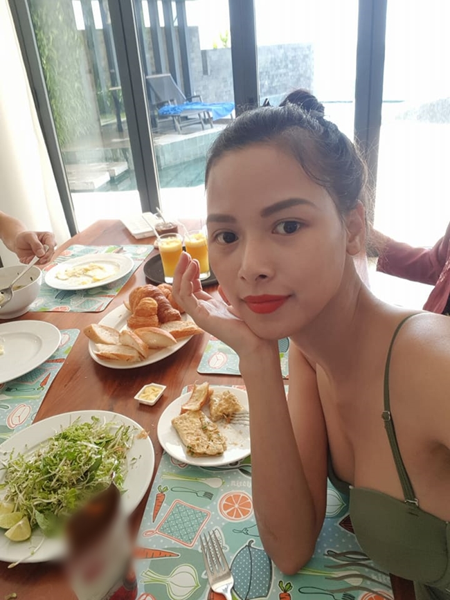 Nữ y tá sexy khiến Trung Hiếu mê mẩn được fan theo đuổi, tặng hoa liên tiếp 8 ngày-24