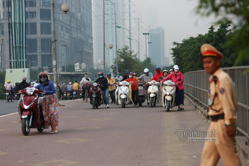 Lạ Hà Nội: Váy ngắn, váy quây ùn ùn dắt xe ngược chiều trước mặt CSGT-3