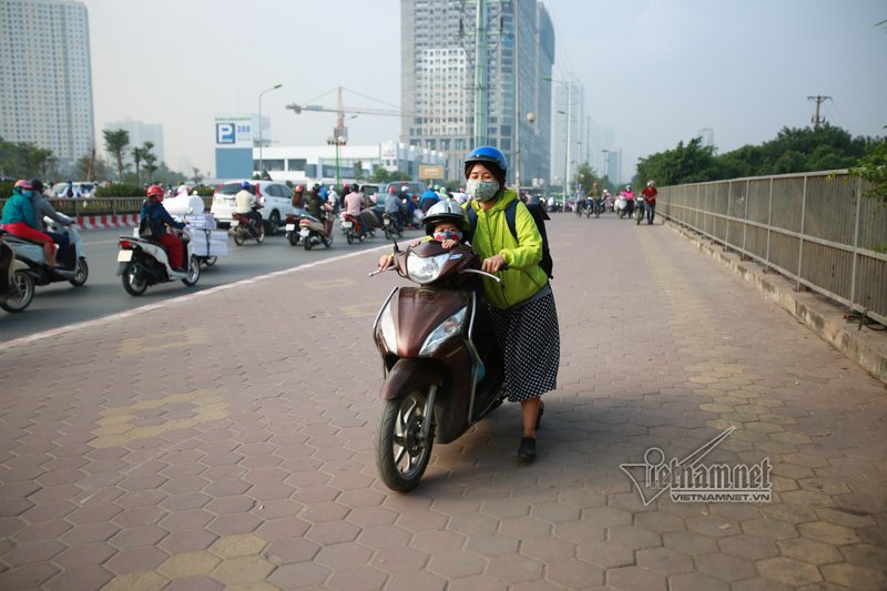 Lạ Hà Nội: Váy ngắn, váy quây ùn ùn dắt xe ngược chiều trước mặt CSGT-5