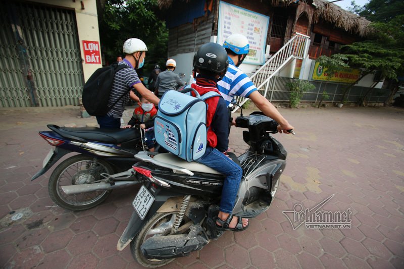 Lạ Hà Nội: Váy ngắn, váy quây ùn ùn dắt xe ngược chiều trước mặt CSGT-6