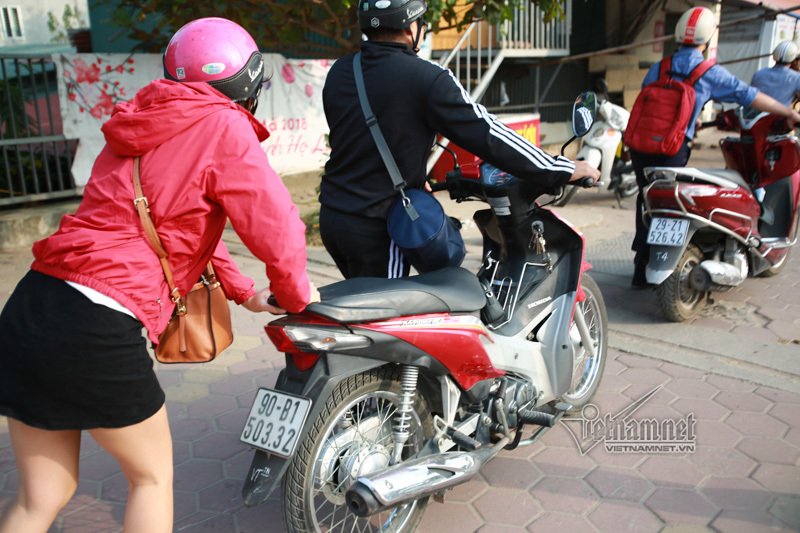 Lạ Hà Nội: Váy ngắn, váy quây ùn ùn dắt xe ngược chiều trước mặt CSGT-7