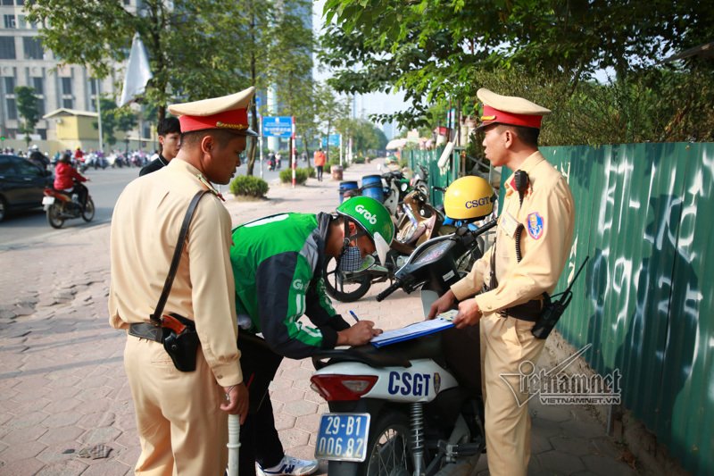 Lạ Hà Nội: Váy ngắn, váy quây ùn ùn dắt xe ngược chiều trước mặt CSGT-11