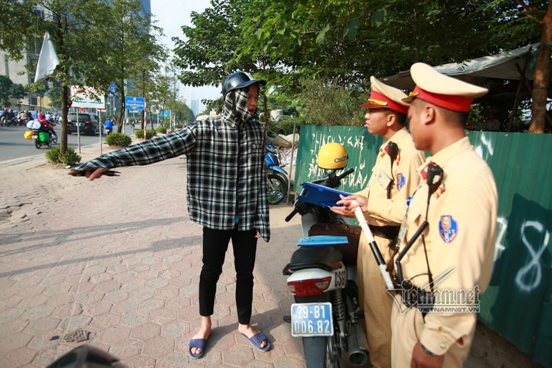 Lạ Hà Nội: Váy ngắn, váy quây ùn ùn dắt xe ngược chiều trước mặt CSGT-12