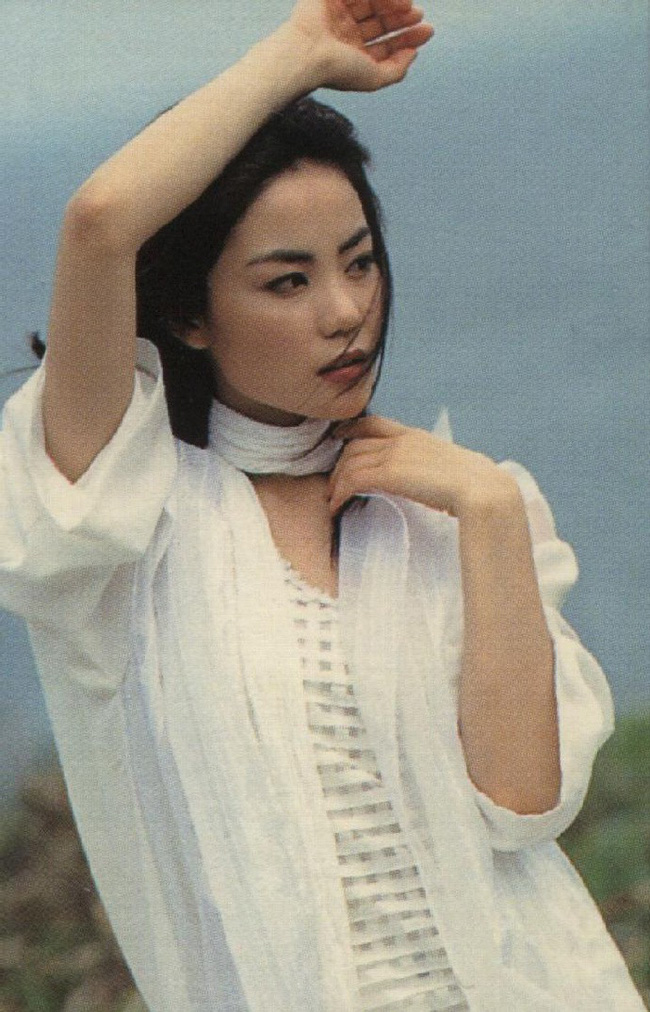 Nhìn ảnh cũ của Vương Phi đủ hiểu tại sao Tạ Đình Phong mê mẩn người tình già đến thế-2