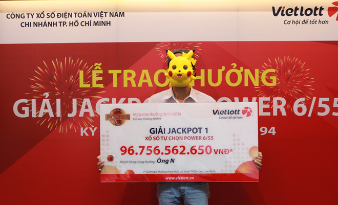 Người trúng 96,7 tỷ Vietlott đeo mặt nạ Pikachu khi lĩnh giải-1