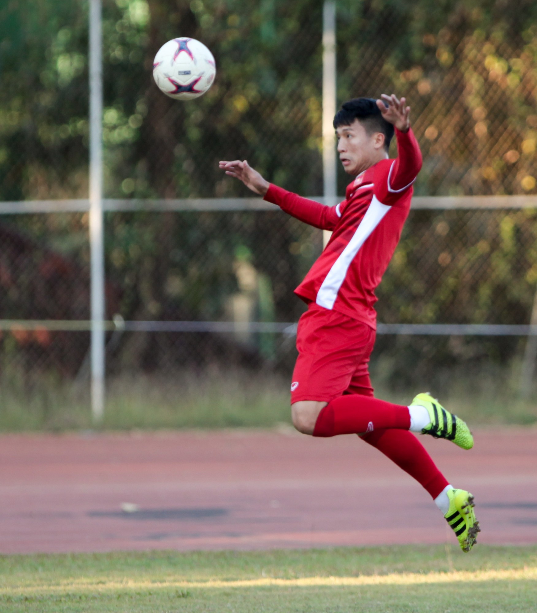 Tuyển Việt Nam nhờ dùng loa mời CĐV rời sân để tập kín chuẩn bị cho AFF Cup 2018-9