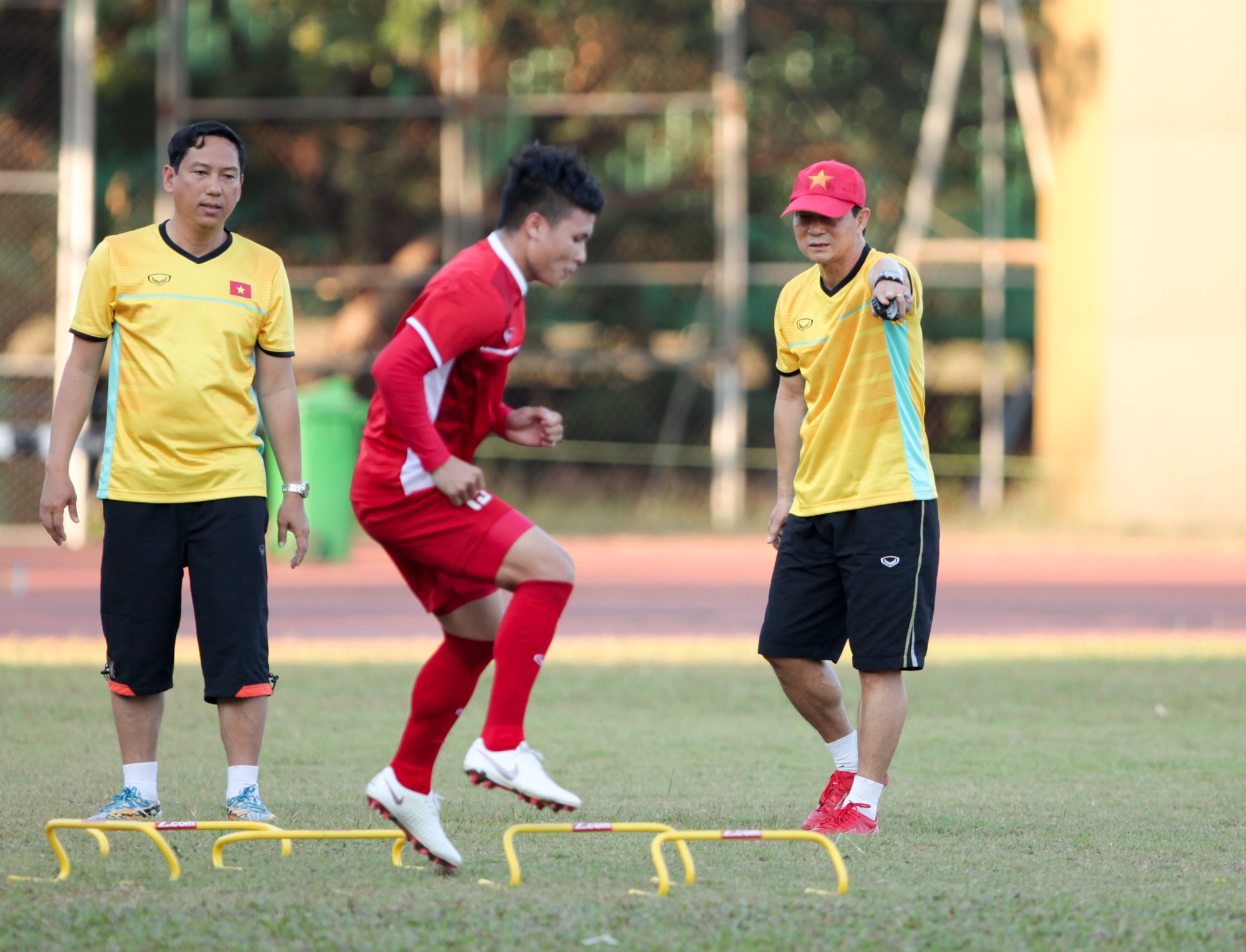 Tuyển Việt Nam nhờ dùng loa mời CĐV rời sân để tập kín chuẩn bị cho AFF Cup 2018-11