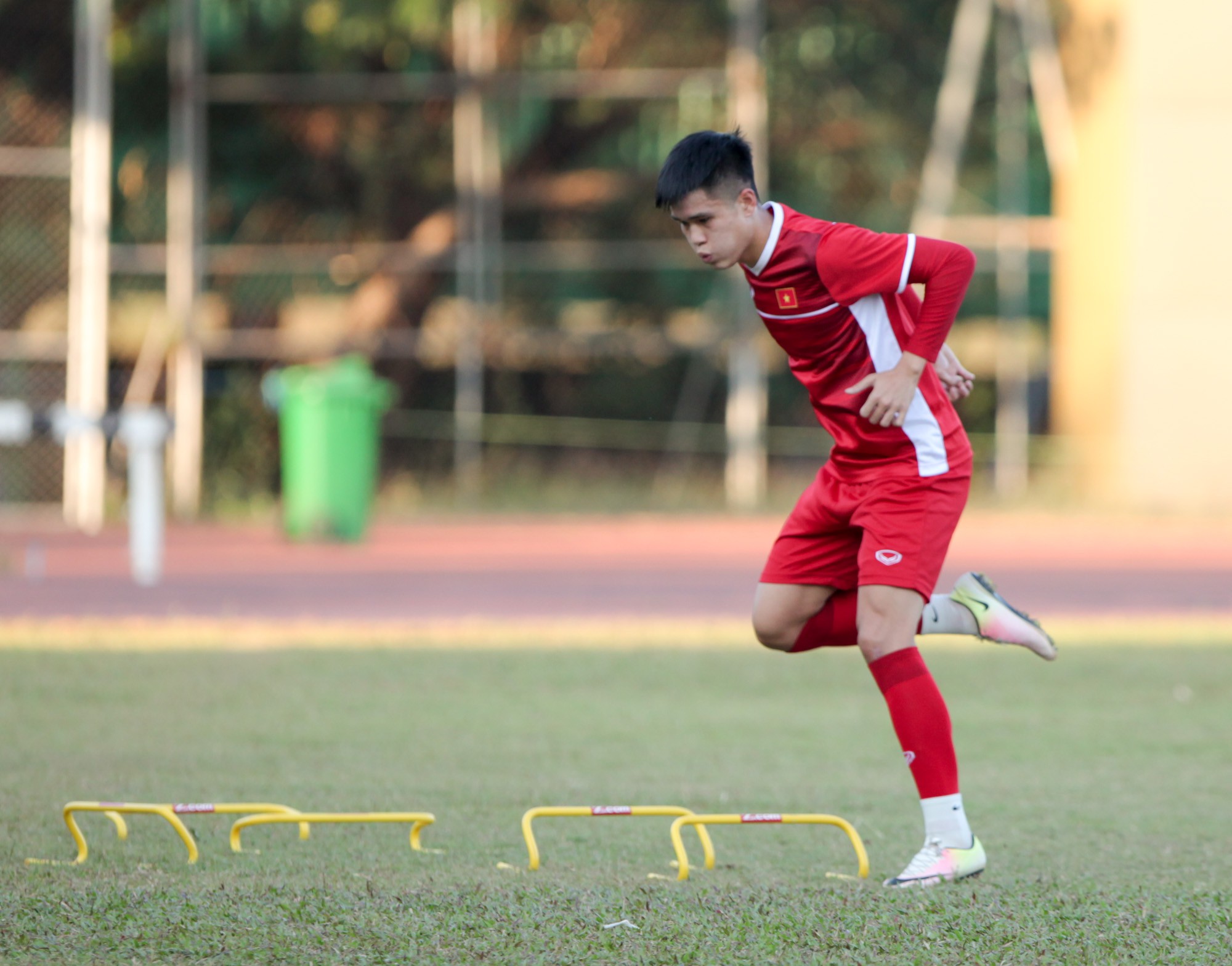 Tuyển Việt Nam nhờ dùng loa mời CĐV rời sân để tập kín chuẩn bị cho AFF Cup 2018-12