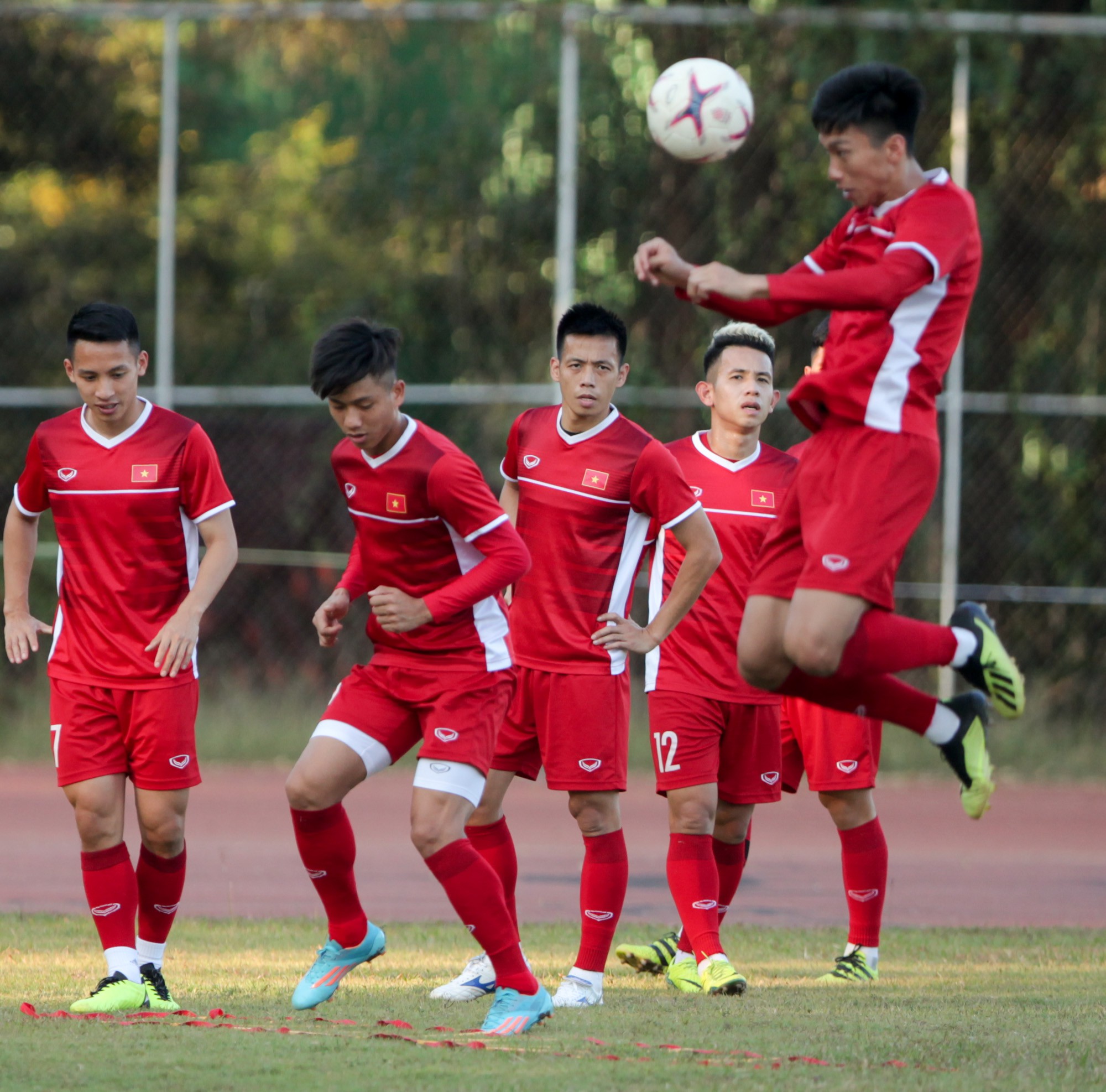 Tuyển Việt Nam nhờ dùng loa mời CĐV rời sân để tập kín chuẩn bị cho AFF Cup 2018-8