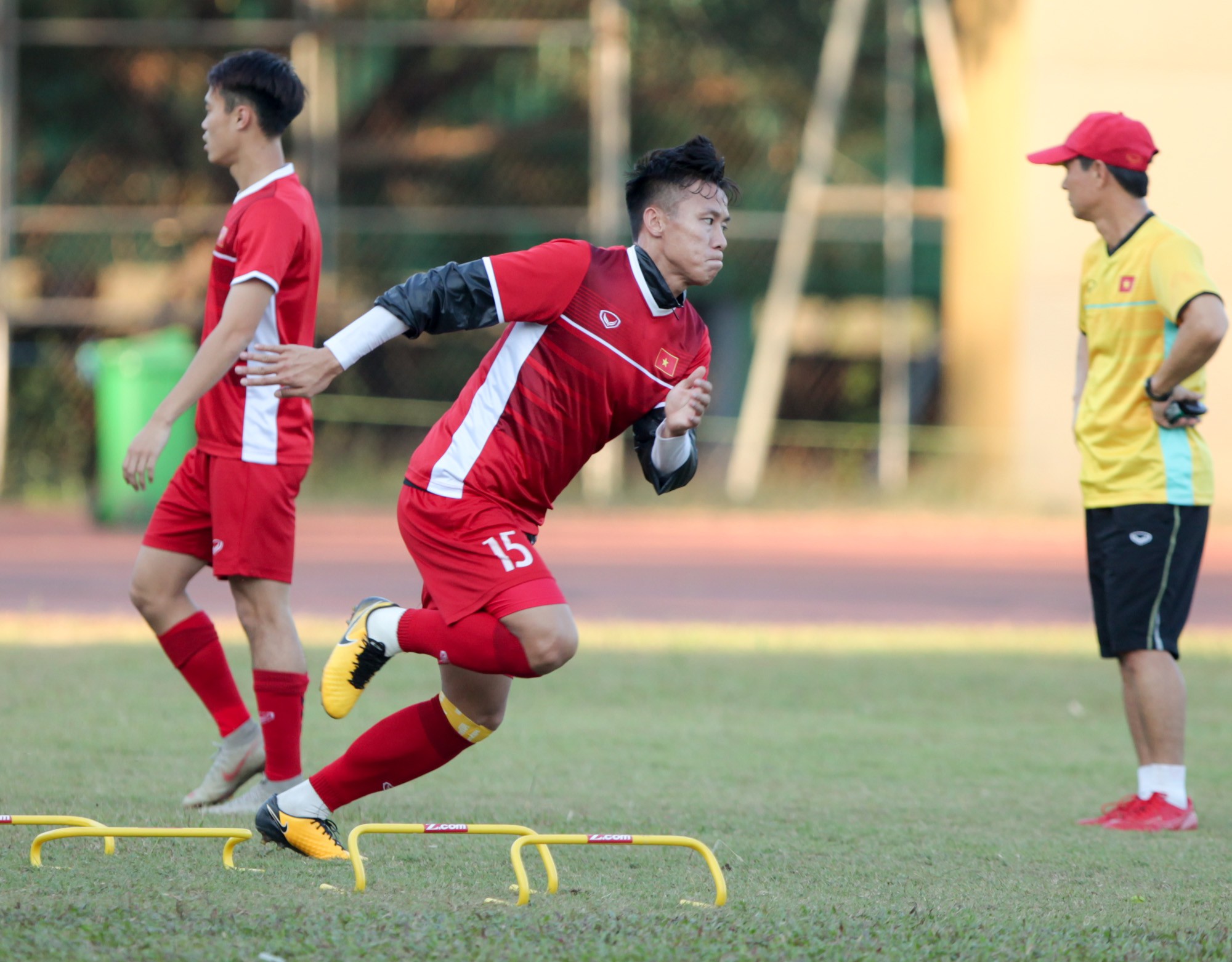 Tuyển Việt Nam nhờ dùng loa mời CĐV rời sân để tập kín chuẩn bị cho AFF Cup 2018-13