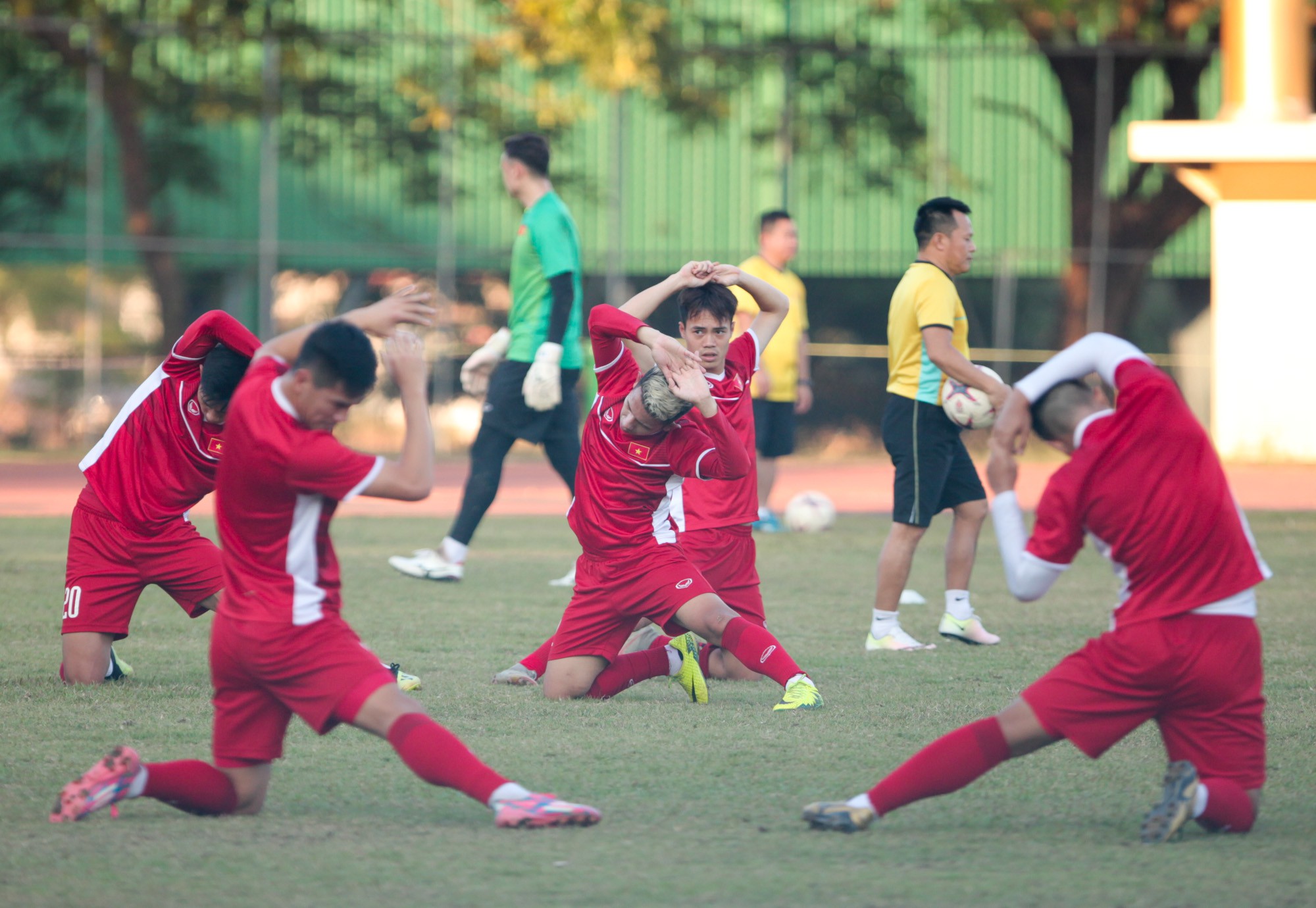 Tuyển Việt Nam nhờ dùng loa mời CĐV rời sân để tập kín chuẩn bị cho AFF Cup 2018-14