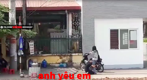 Xôn xao clip thanh niên quỳ gối năn nỉ bạn gái trước cổng trường Cao đẳng Thương Mại Thái Nguyên-1