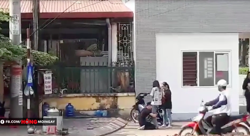 Xôn xao clip thanh niên quỳ gối năn nỉ bạn gái trước cổng trường Cao đẳng Thương Mại Thái Nguyên-2
