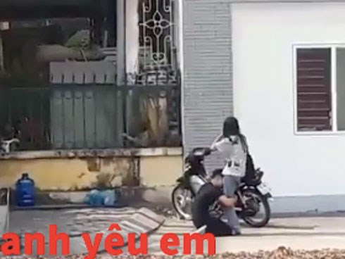 Xôn xao clip thanh niên quỳ gối năn nỉ bạn gái trước cổng trường Cao đẳng Thương Mại Thái Nguyên