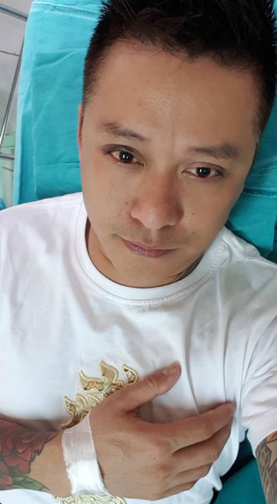 Sơn Tùng MTP cài hoa mang tai hững hờ bờ vai dưới nước-2