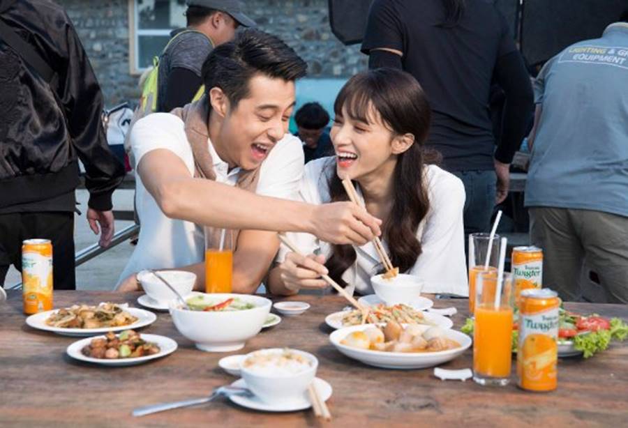 Sơn Tùng MTP cài hoa mang tai hững hờ bờ vai dưới nước-3