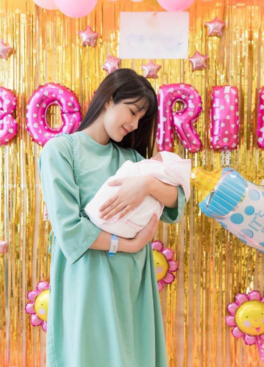 Sơn Tùng MTP cài hoa mang tai hững hờ bờ vai dưới nước-4