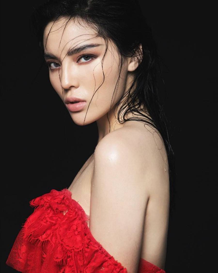 Sơn Tùng MTP cài hoa mang tai hững hờ bờ vai dưới nước-5