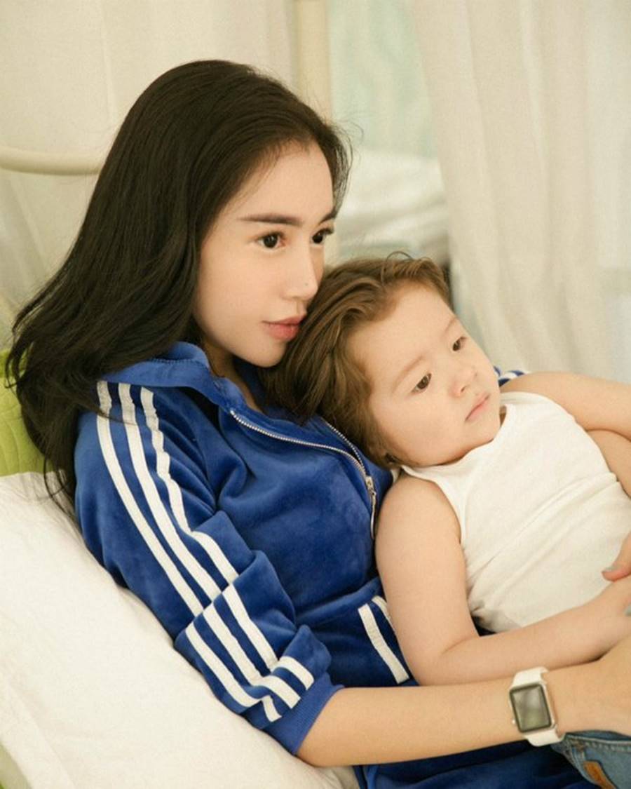 Sơn Tùng MTP cài hoa mang tai hững hờ bờ vai dưới nước-7