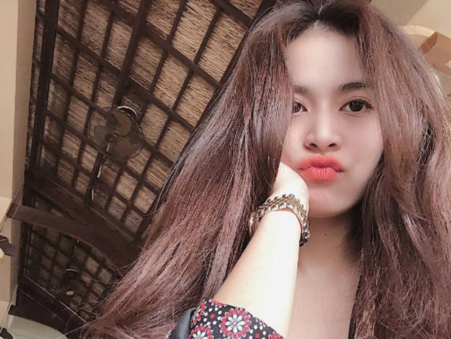 Sơn Tùng MTP cài hoa mang tai hững hờ bờ vai dưới nước-8