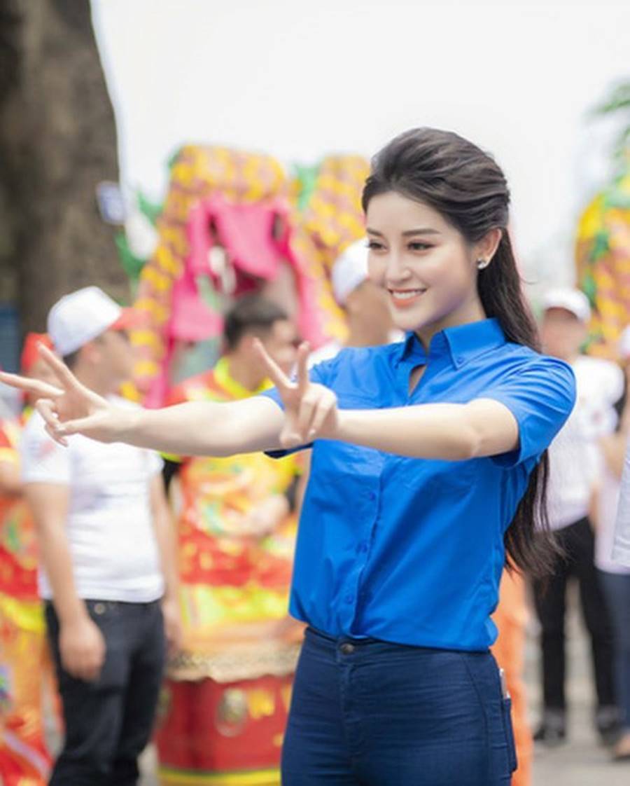 Sơn Tùng MTP cài hoa mang tai hững hờ bờ vai dưới nước-11