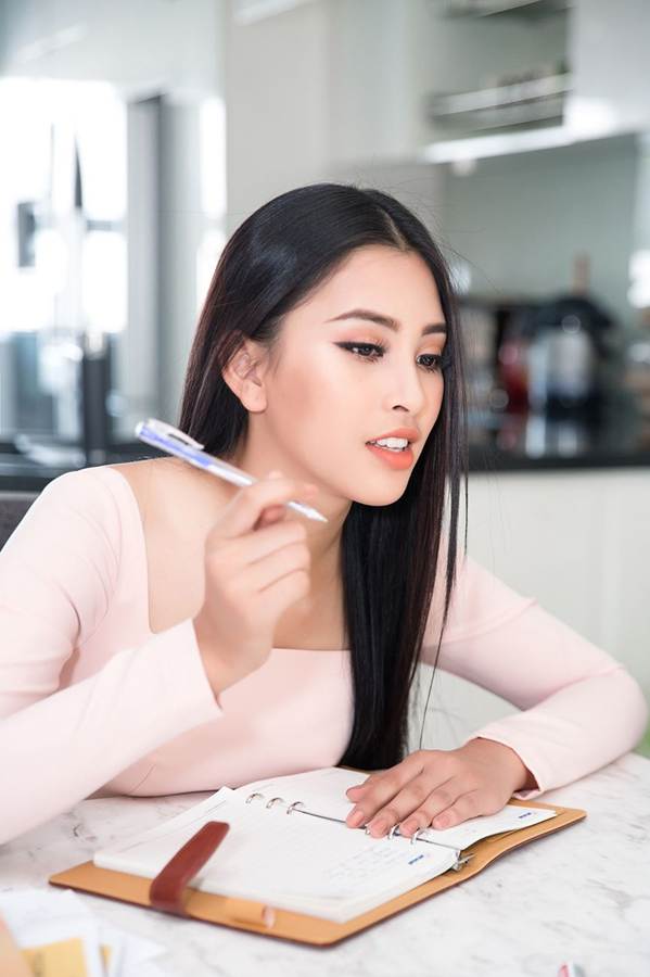 Tiểu Vy tích cực học tiếng Anh chuẩn bị lên đường dự thi Miss World-4