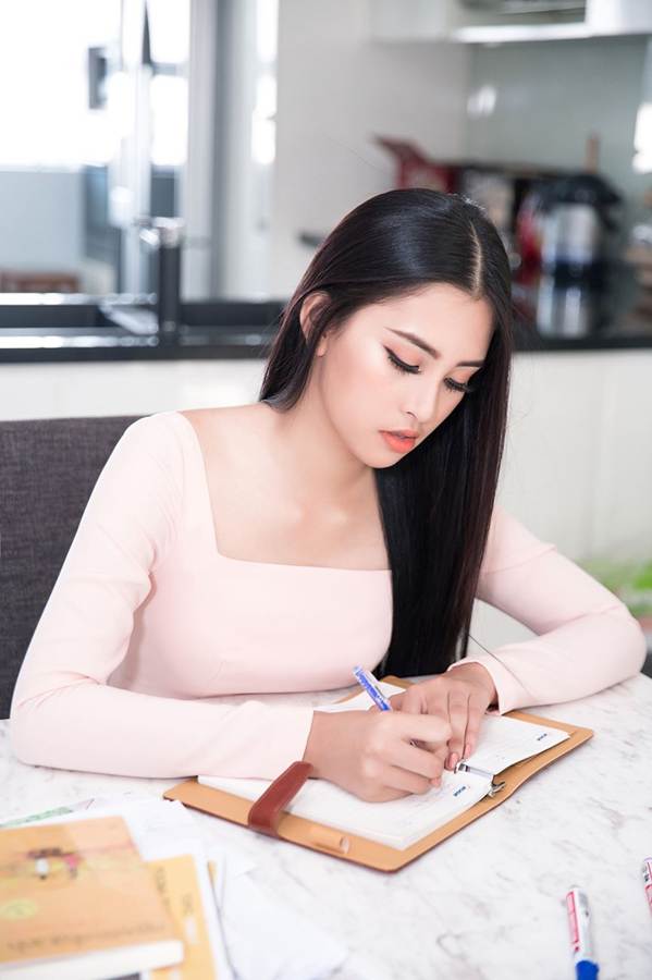 Tiểu Vy tích cực học tiếng Anh chuẩn bị lên đường dự thi Miss World-5
