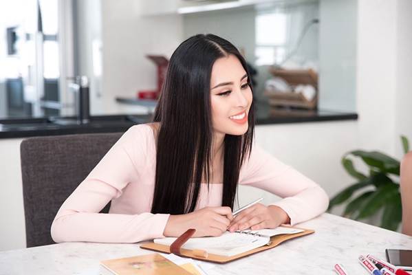 Tiểu Vy tích cực học tiếng Anh chuẩn bị lên đường dự thi Miss World-6