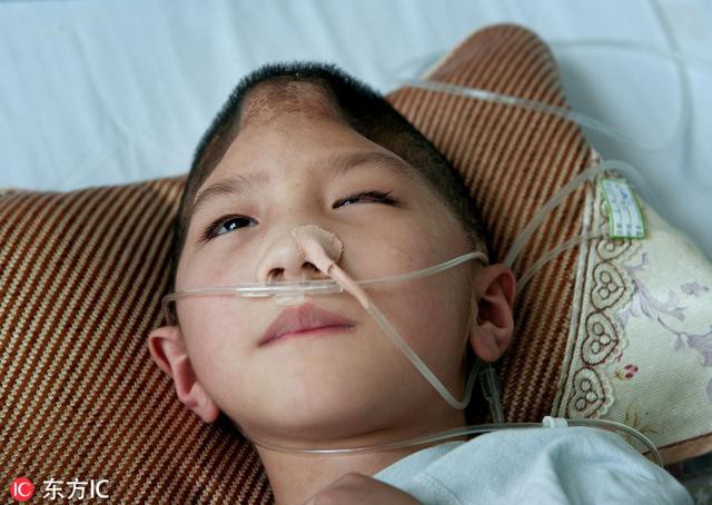 Nhận được điện thoại từ chồng cũ, người mẹ chạy đến bệnh viện và gục ngã khi biết con trai bị bạo hành đến thân tàn ma dại-4