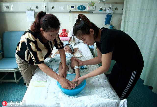 Nhận được điện thoại từ chồng cũ, người mẹ chạy đến bệnh viện và gục ngã khi biết con trai bị bạo hành đến thân tàn ma dại-5