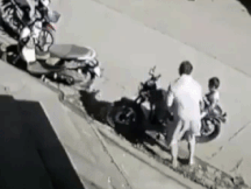 Nữ tài xế đạp nhầm chân ga, tông nát cửa hàng tạp hóa-1