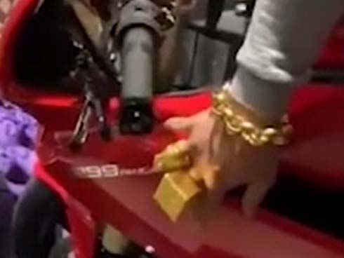 Đột nhập lò bát quái của đại gia đeo dây chuyền 13kg vàng trên cổ-4