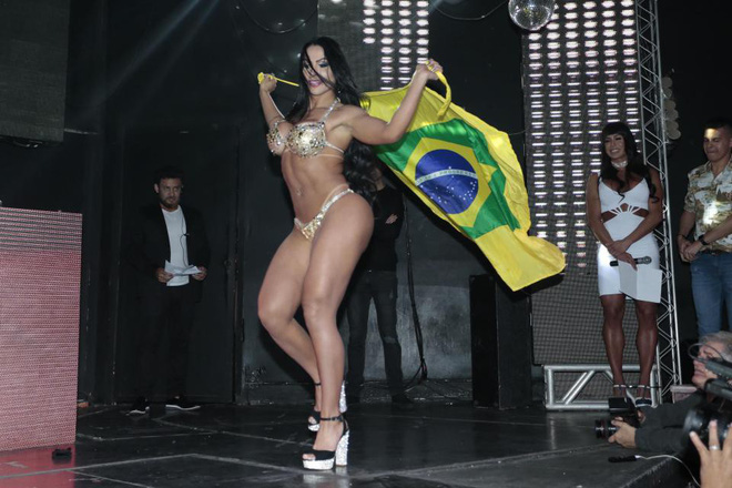 Thí sinh đánh nhau, giành giật danh hiệu trên sân khấu thi Hoa hậu tại Brazil-6