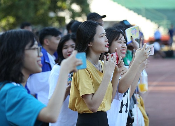 Fan nữ ở Lào phát cuồng vì Công Phượng, Quang Hải-2