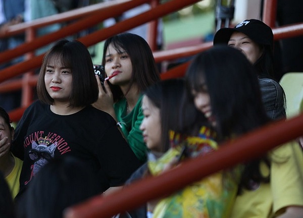 Fan nữ ở Lào phát cuồng vì Công Phượng, Quang Hải-3