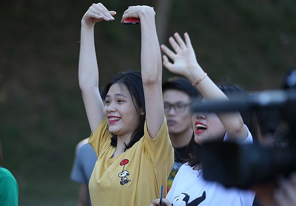 Fan nữ ở Lào phát cuồng vì Công Phượng, Quang Hải-6