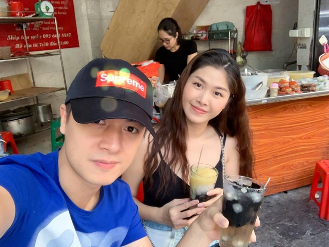 Mặc váy trái mà hồn nhiên tung tăng ra phố, bà xã Đăng Khôi khiến dân mạng sửng sốt với style ngược đời-1