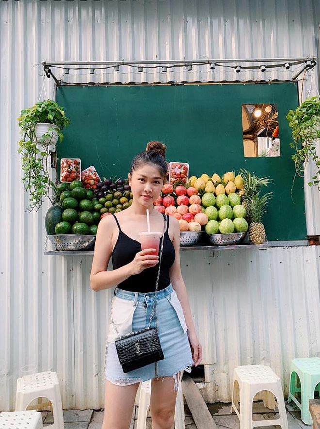 Mặc váy trái mà hồn nhiên tung tăng ra phố, bà xã Đăng Khôi khiến dân mạng sửng sốt với style ngược đời-4