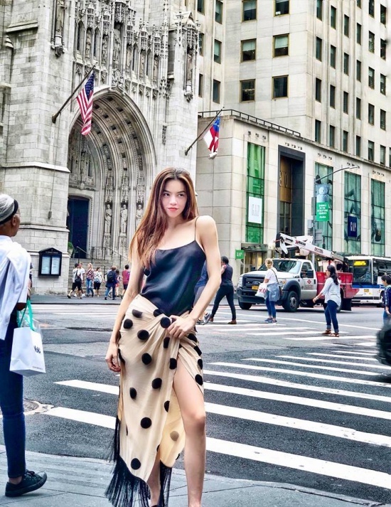 Mặc váy trái mà hồn nhiên tung tăng ra phố, bà xã Đăng Khôi khiến dân mạng sửng sốt với style ngược đời-8