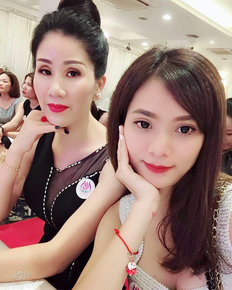 Nhan sắc của mẹ chồng 42 tuổi thích mặc đồ đôi với con dâu khiến ai nấy bất ngờ-1