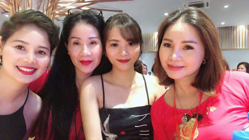 Nhan sắc của mẹ chồng 42 tuổi thích mặc đồ đôi với con dâu khiến ai nấy bất ngờ-5