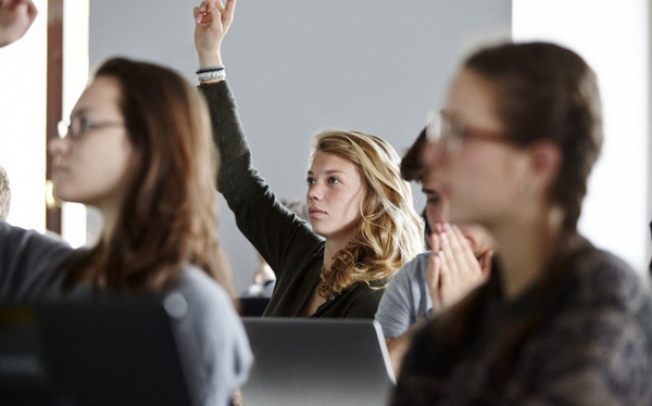 Rời đại học tôi mới nhận ra: Kẻ có tiền đồ nhất chính là người thời đi học biết ra ngoài kiếm tiền hay ít nhất mỗi năm đều cố gắng giành học bổng-1