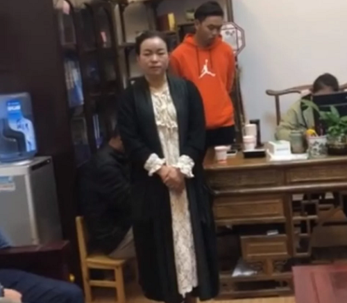 Pha nước vào sữa cho học sinh mẫu giáo, hiệu trưởng bị sa thải-2