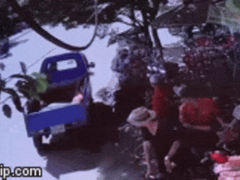 Nữ tài xế bất ngờ mở cửa xe ô tô hất văng xe máy-1